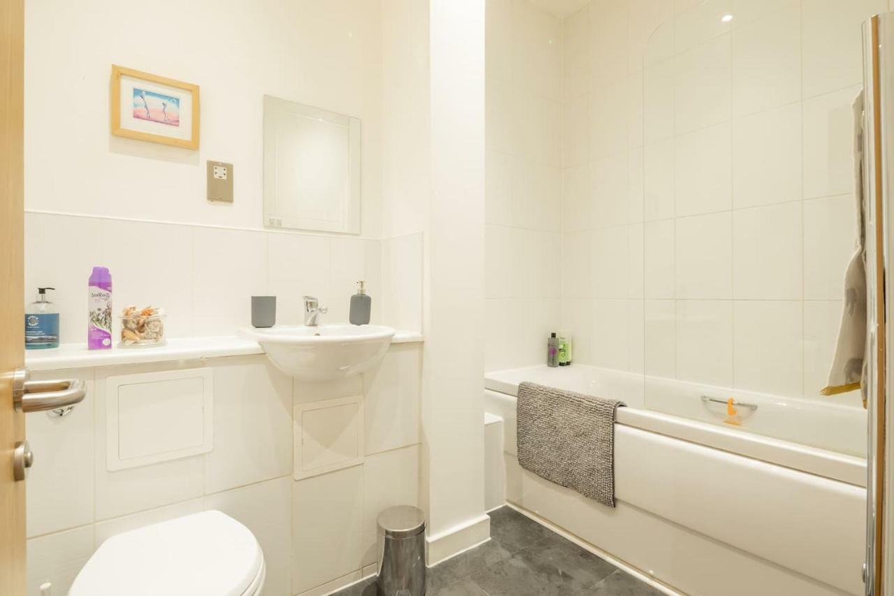 Central Bedford: Two Bedrooms, Breakfast Basket Exteriör bild